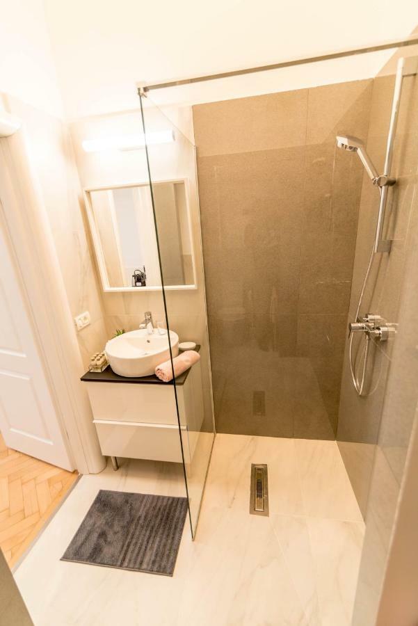Central Premium Suites Timisoara Ngoại thất bức ảnh